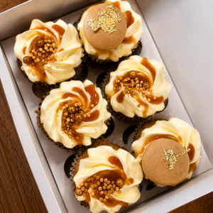 6 Decorated cupcakes