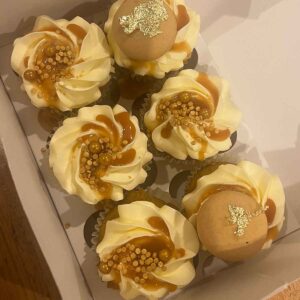 6 Decorated cupcakes